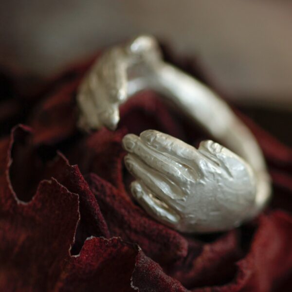 A Hug – Ring, Ying Chu - Bilde 2