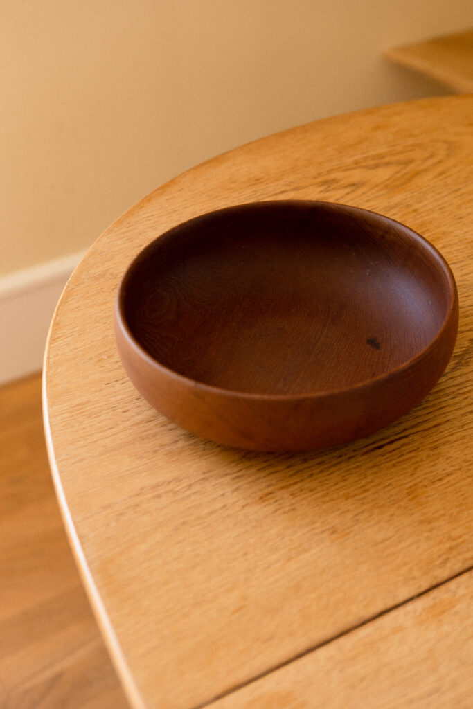 Håndlaget bolle i teak - Rachel Weyergang