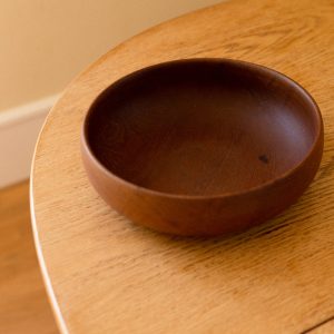 Håndlaget bolle i teak - Rachel Weyergang