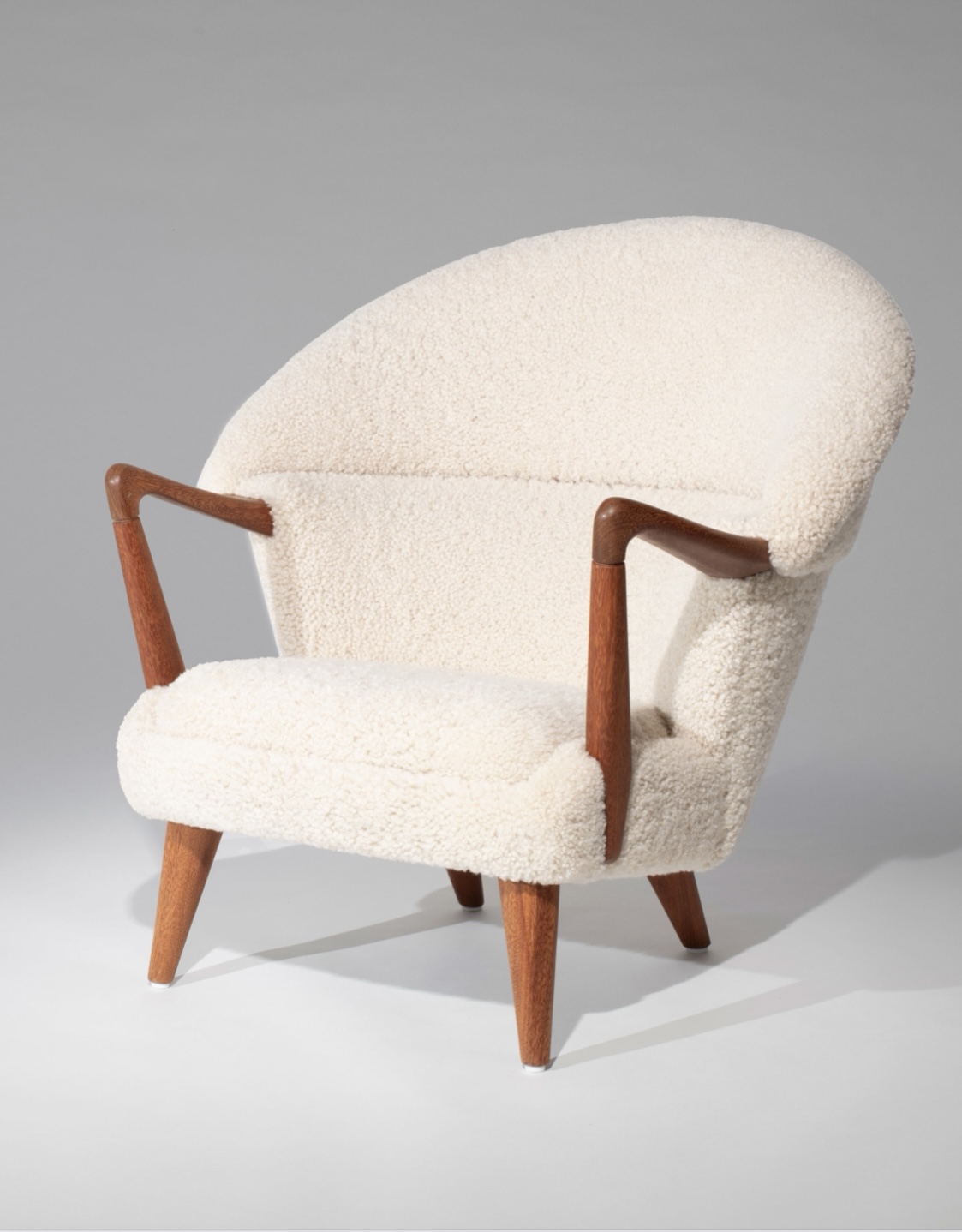 Vintage Fredrik Kayser, model nr. 2222, saueskinn og teak, Norge ca. 1954