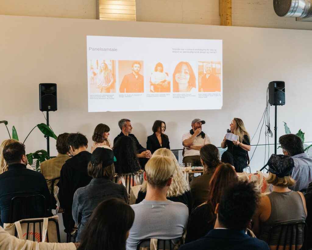 Panel Novooi Collective