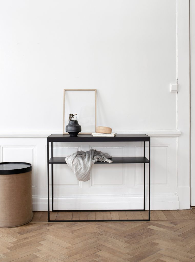 Dis console table