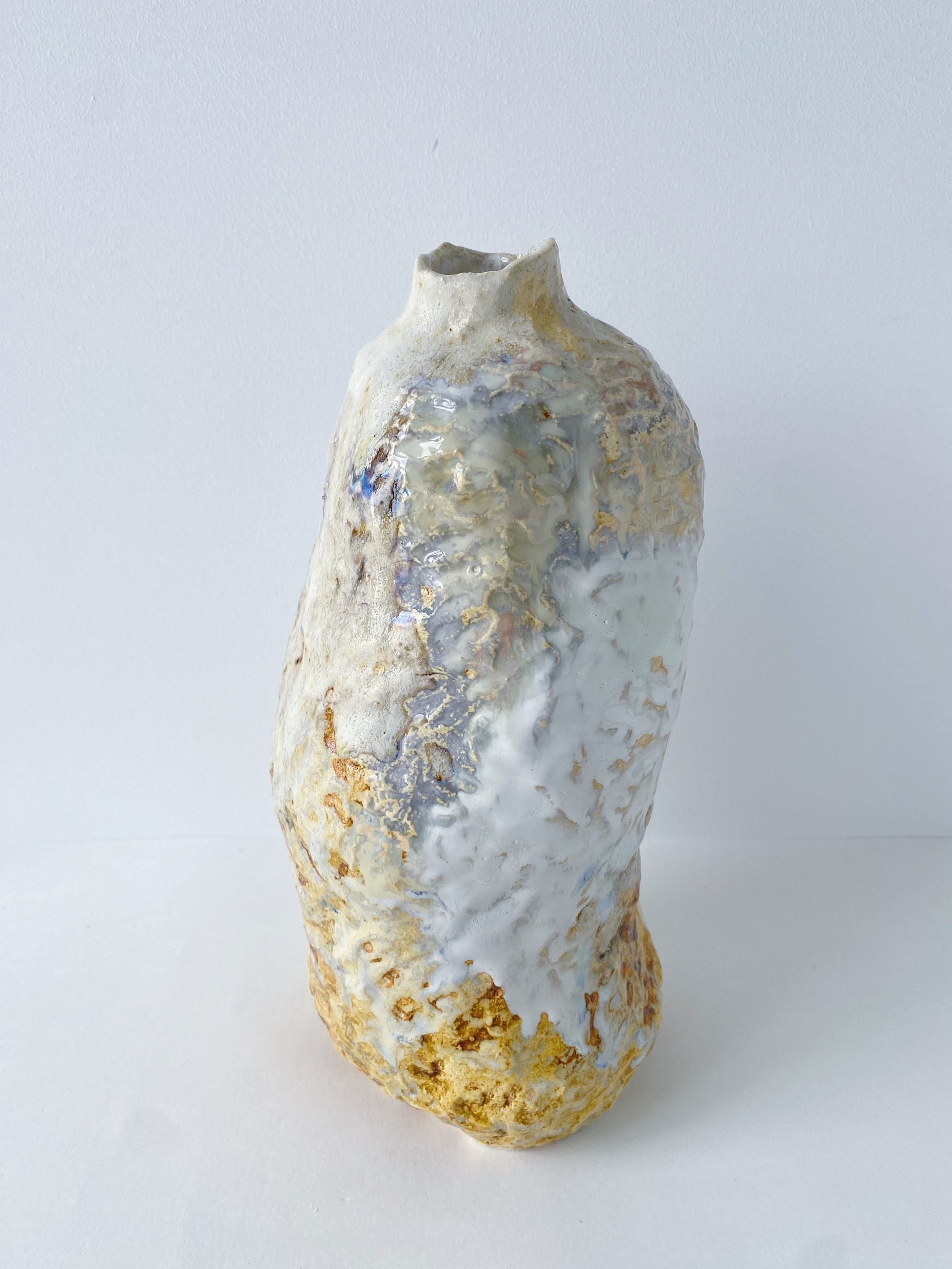 Vase med titanhvit rygg / Vase with titanium white back