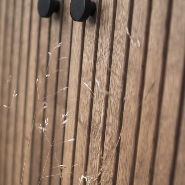 Dis sideboard closeup
