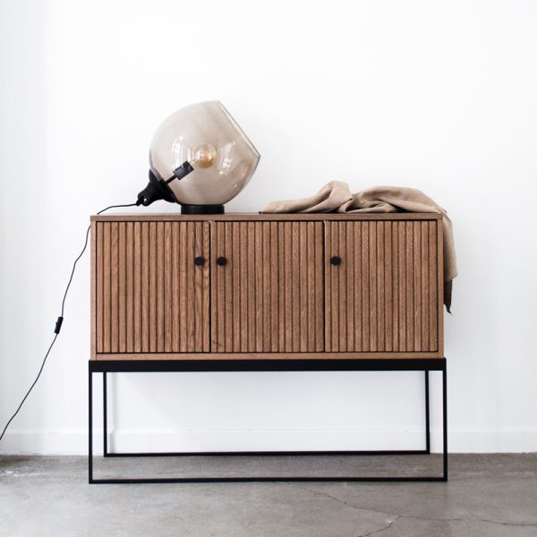 Dis sideboard with legs