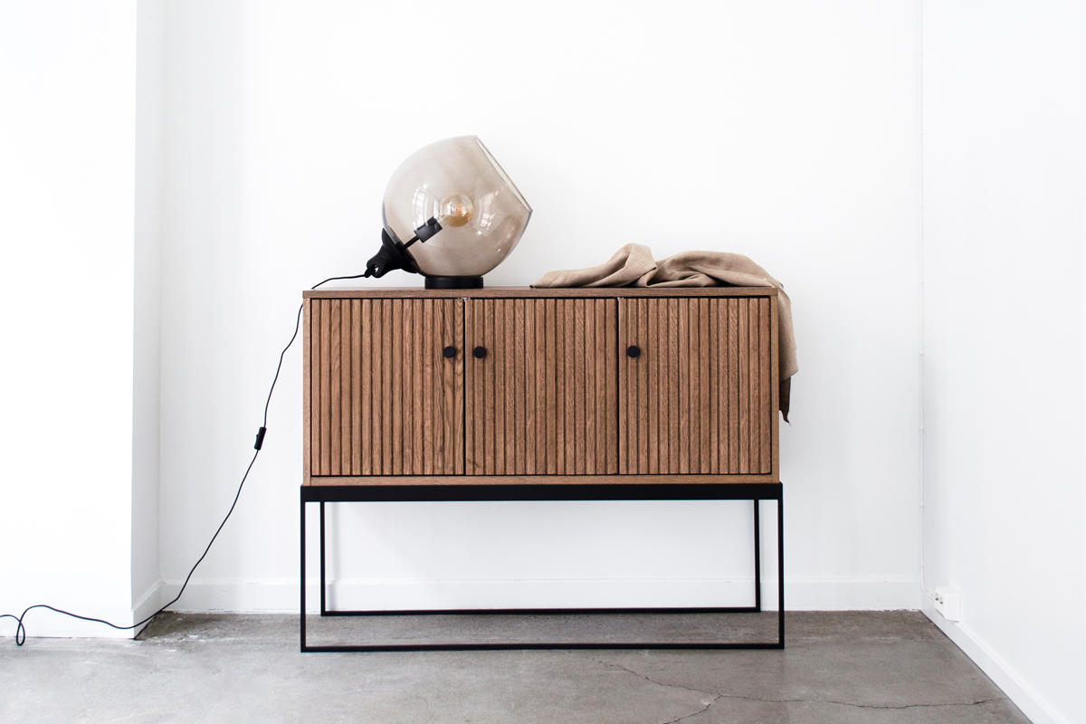 Dis sideboard with legs