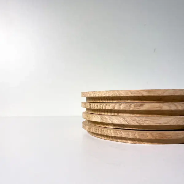 Tallerken, eller brikke, eller fjøl, eller underlag.