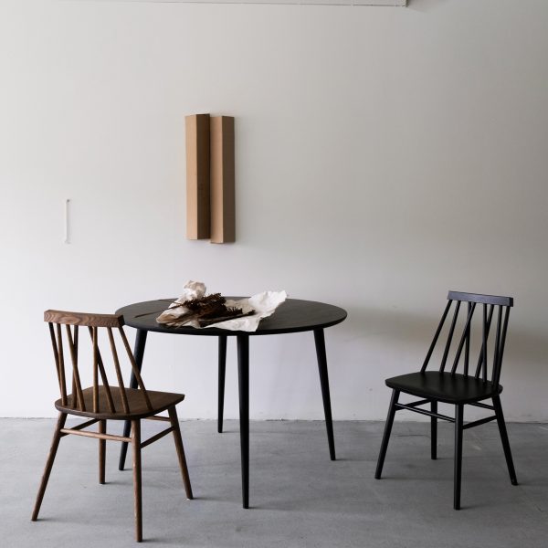 Non-dining table av ygg og lyng