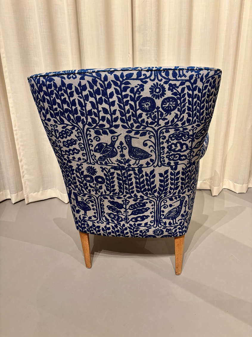 Lenestol designet av Alf Sture, trukket om av Puffen