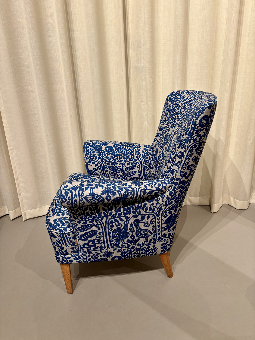 Lenestol designet av Alf Sture, trukket om av Puffen