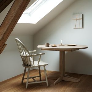 Engø rundt spisebord i hvitoljet eik