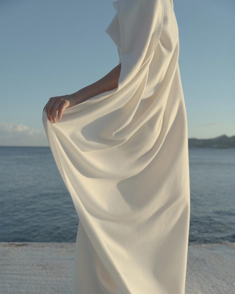 Abate Wool blanket in 100% Oeko-tex certified fine merino wool, woven in northern Portugal and combines natural warmth with a light and airy feel.