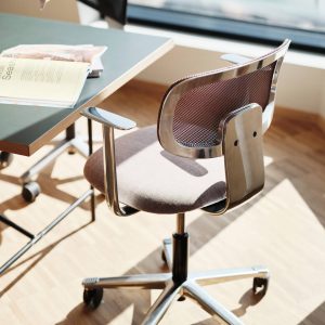 HÅG HÅG Tion mesh 2340 office chair with mesh backrest and fabric seat at desk with laptop and magazines