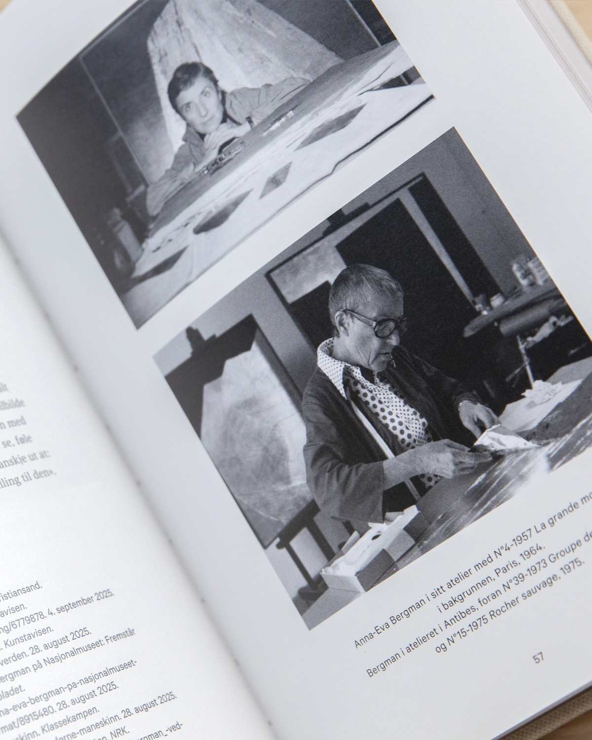 Anna-Eva Bergman, kunstbok, oppslag som viser bilder av kunstneren i sitt atelier