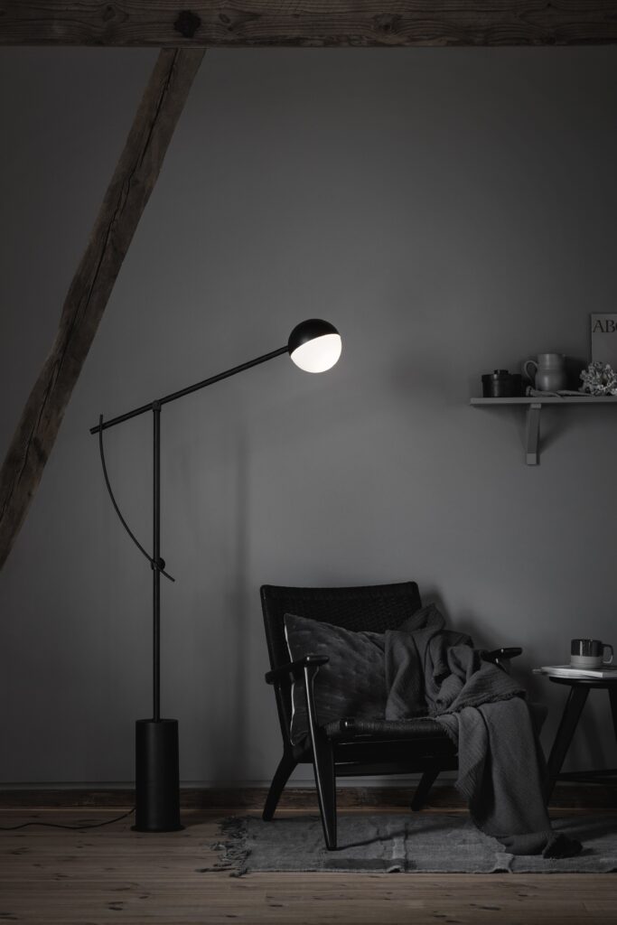 Balancer gulvlampe, utstillingsmodell fra NOVOOI showroom, vist i en loungesituasjon